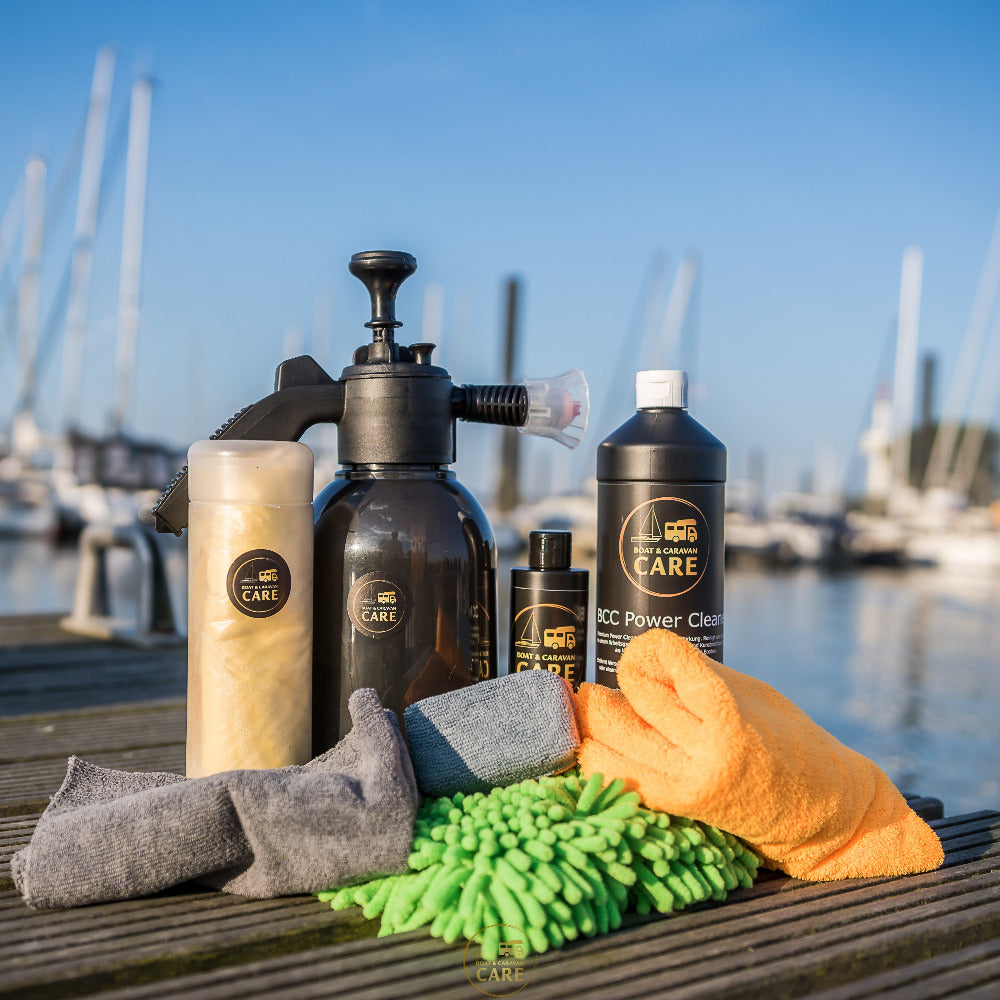 Das BCC All-Stars-Set enthält alles, was Sie für eine gründliche Reinigung Ihres Bootes, Wohnwagen oder Wohnmobil benötigen. Das BCC Waschkit umfasst alle notwendigen Materialien für ein streifen- und kratzfreies Reinigungserlebnis. Verwenden Sie das Kit, um Ihrem Fahrzeug ein glänzendes Aussehen zu verleihen.