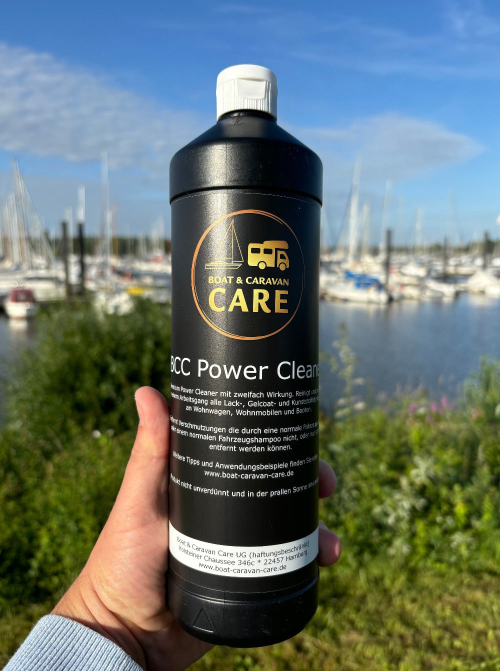 Premium Power Cleaner mit zweifach Wirkung. Reinigt und schützt
in einem Arbeitsgang alle Lack-, Gelcoat- und Kunststoffoberflächen
an Wohnwagen, Wohnmobilen und Booten.
Entfernt Verschmutzungen die durch eine normale Fahrzeugwäsche
oder einem normalen Fahrzeugshampoo nicht, oder nur schwer
entfernt werden können.