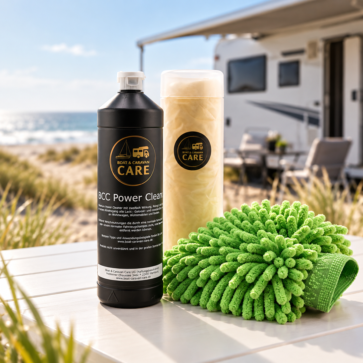 BCC Wash & Dry Set mit Power Cleaner, Trockentuch und Waschhandschuh vor Wohnmobil am Strand